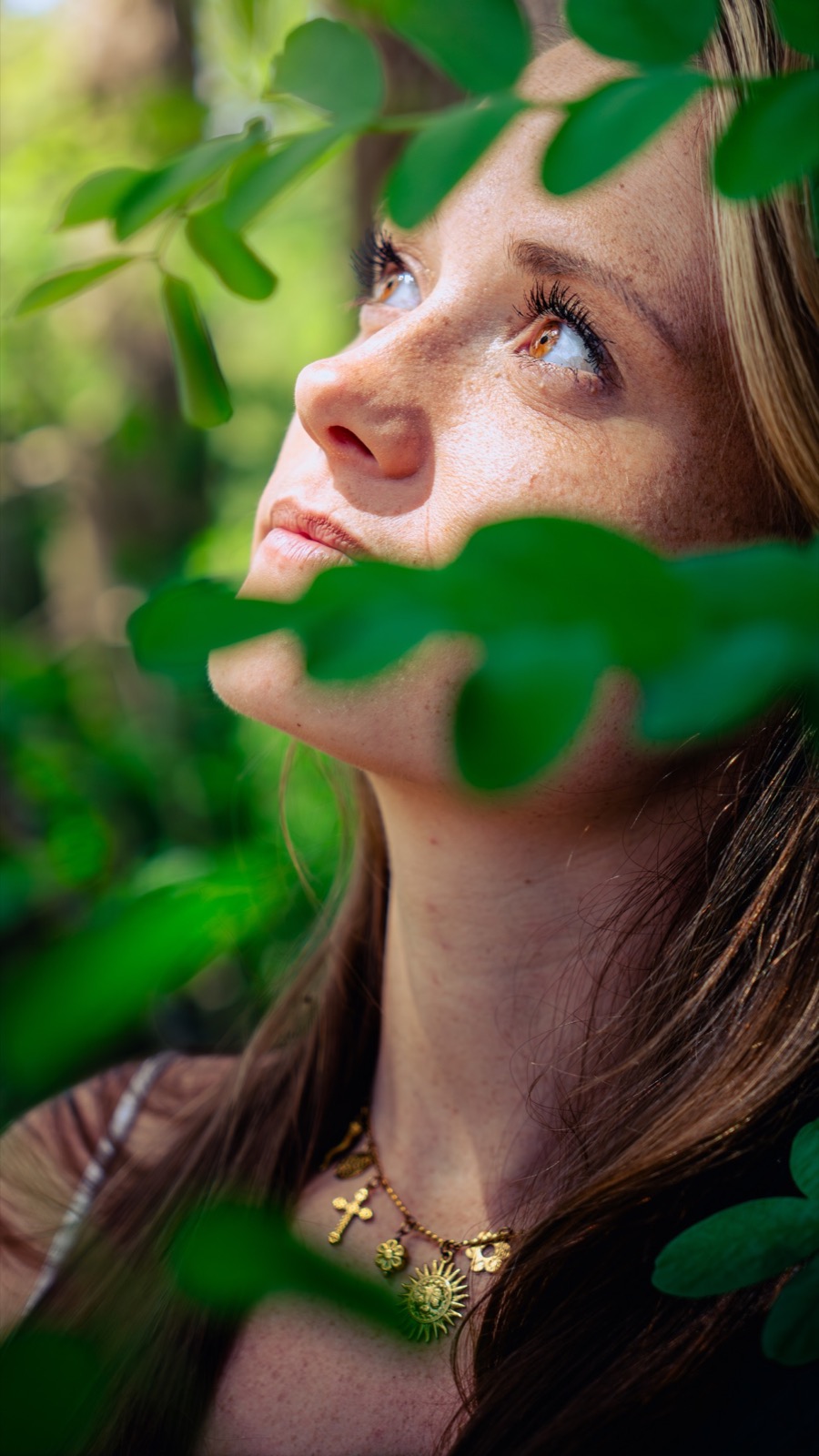 Portrait d’une femme parmi les feuillages